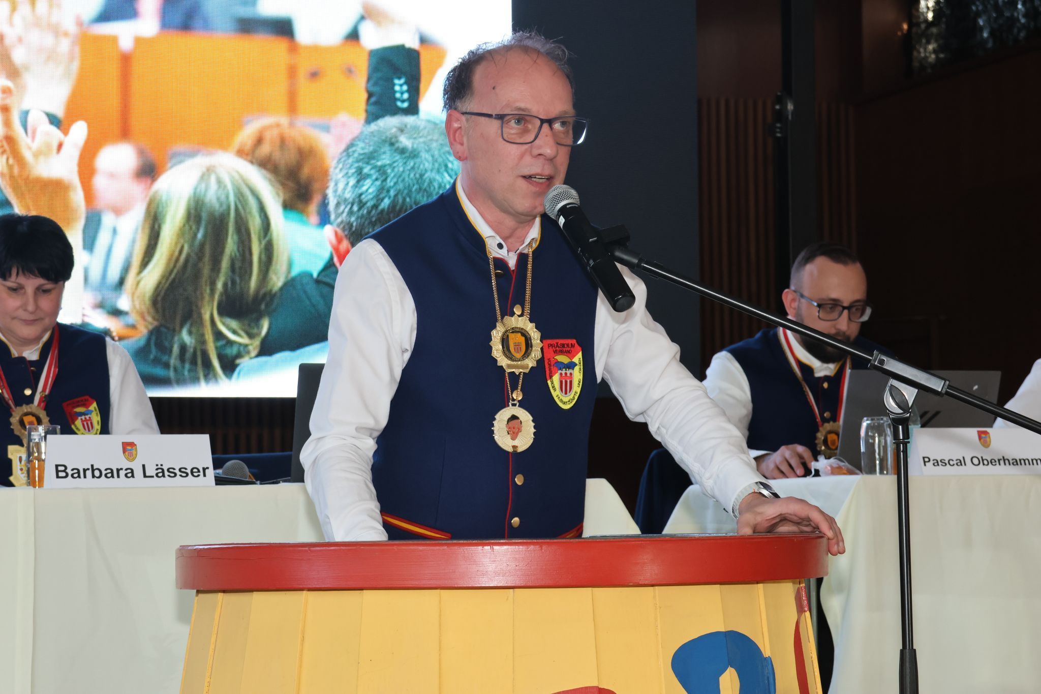 Landeszeremonienmeister und Webmaster Gernot Reumüller führte durch einige Punkte der Tagesordnung.