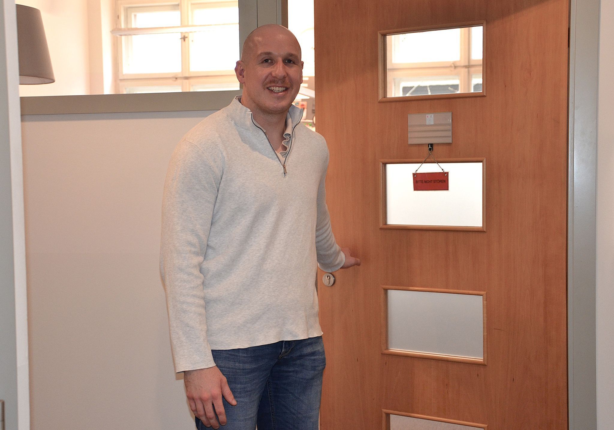 Fabian auf dem Weg in sein Büro, in dem er seine Klienten betreut. HRJ