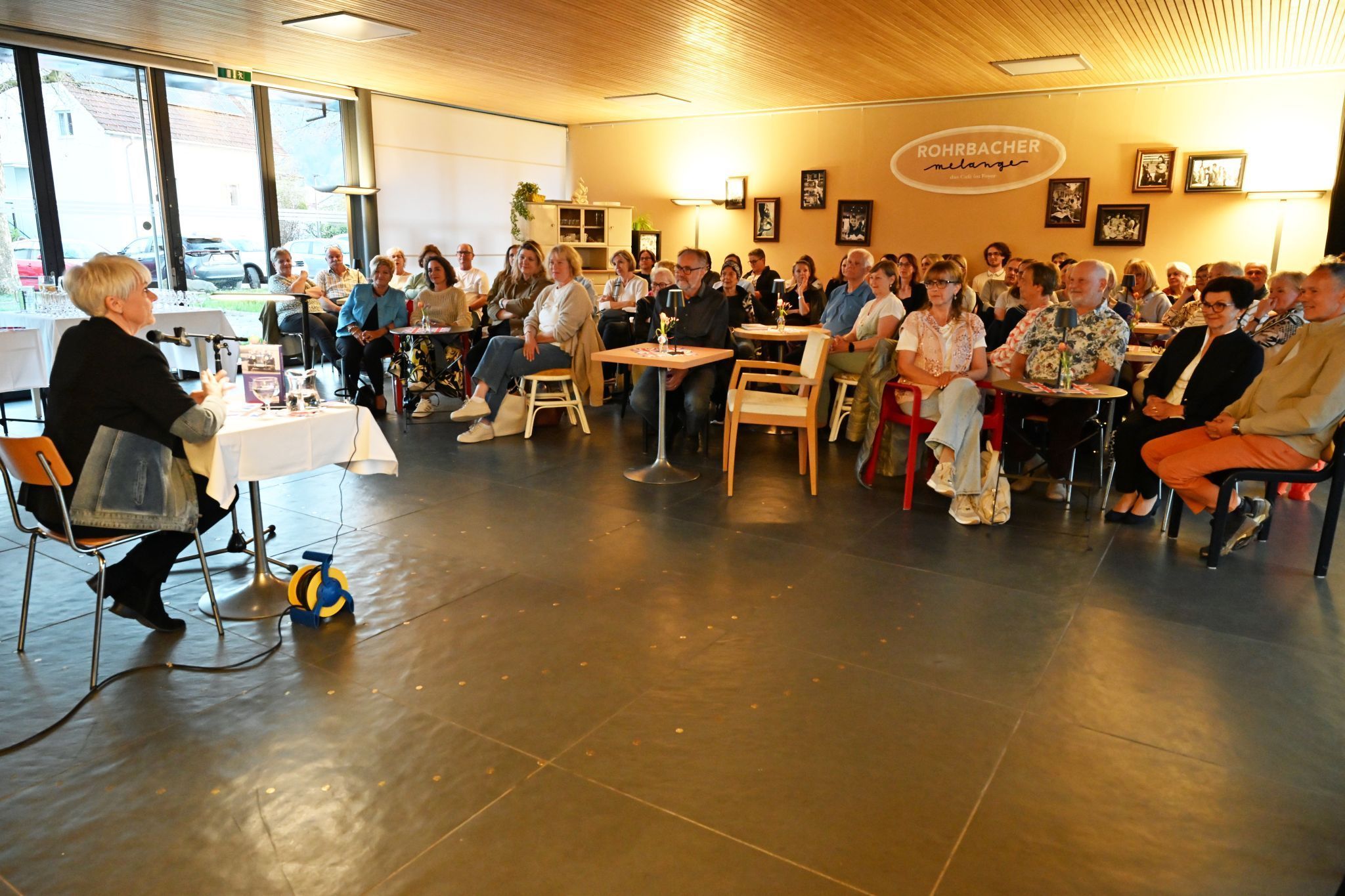 Die Lesung stieß auf großes Interesse und lockte viele Gäste in die Bücherei Rohrbach.