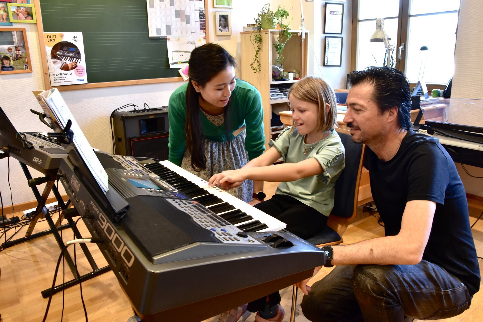 Bernhard Torghele mit Tochter Elena bei Keyboardlehrerin Sahori Miwa