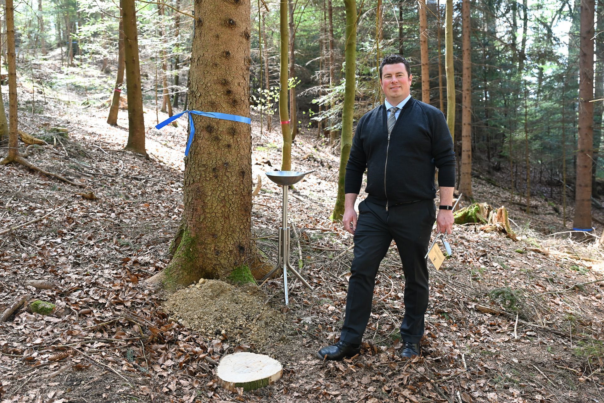 In ein kleines Loch am Baum wird die Urne gegeben, anschließend wieder mit dem Erdboden aufgefüllt. Lediglich eine Namenstafel am Baum zeugt von der letzten Ruhe des Verstorbenen. 