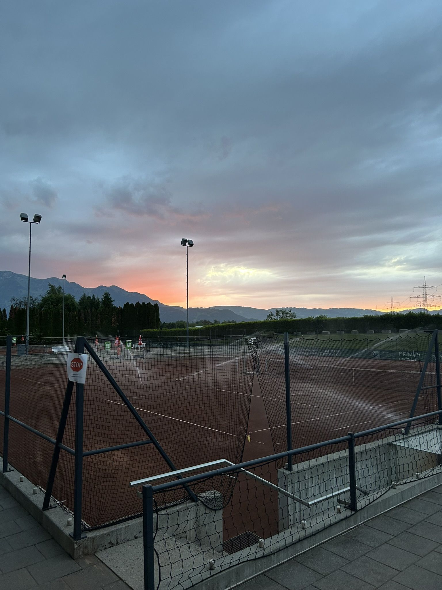 Tennis ausprobieren und den Verein kennenlernen. 