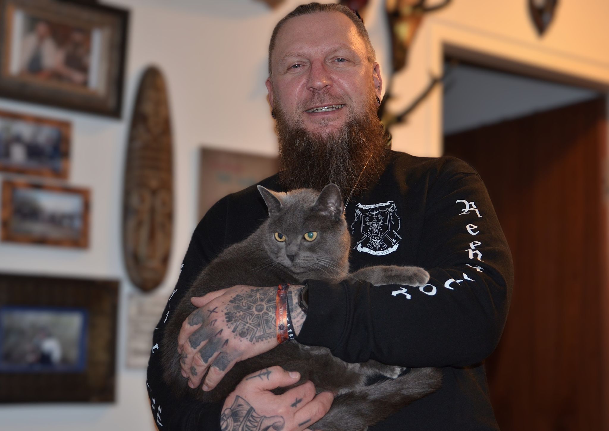 Kater Charlie quittiert Enricos Streicheleinheiten mit lautem Schnurren. HRJ