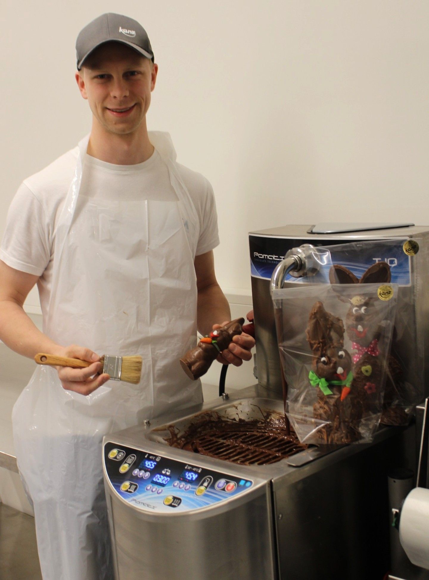 Michael Künz erläutert stolz die modernste Einrichtung in den neuen Produktionsräumen. Mit diesem Automat wird Schokolade verflüssigt.   