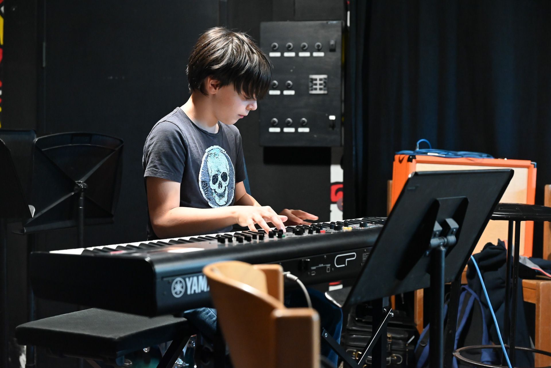 Elias Mairer spielt am Keyboard und am Schlagzeug.