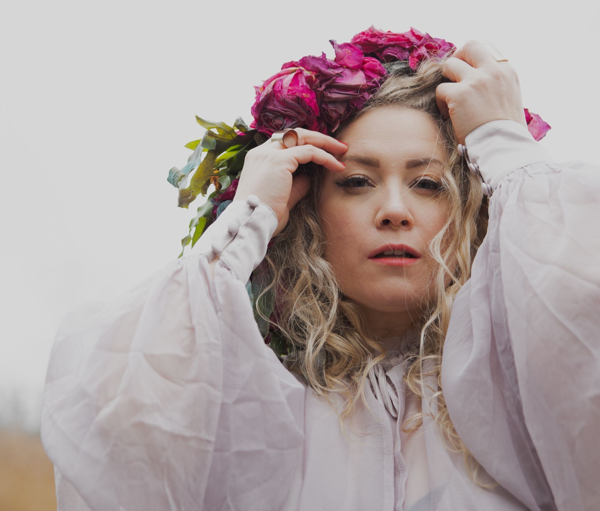 Mit ihrem reduzierten Programm „her“ setzt Lylit auf Stimme, Gefühl und eine eindringliche musikalische Intimität.