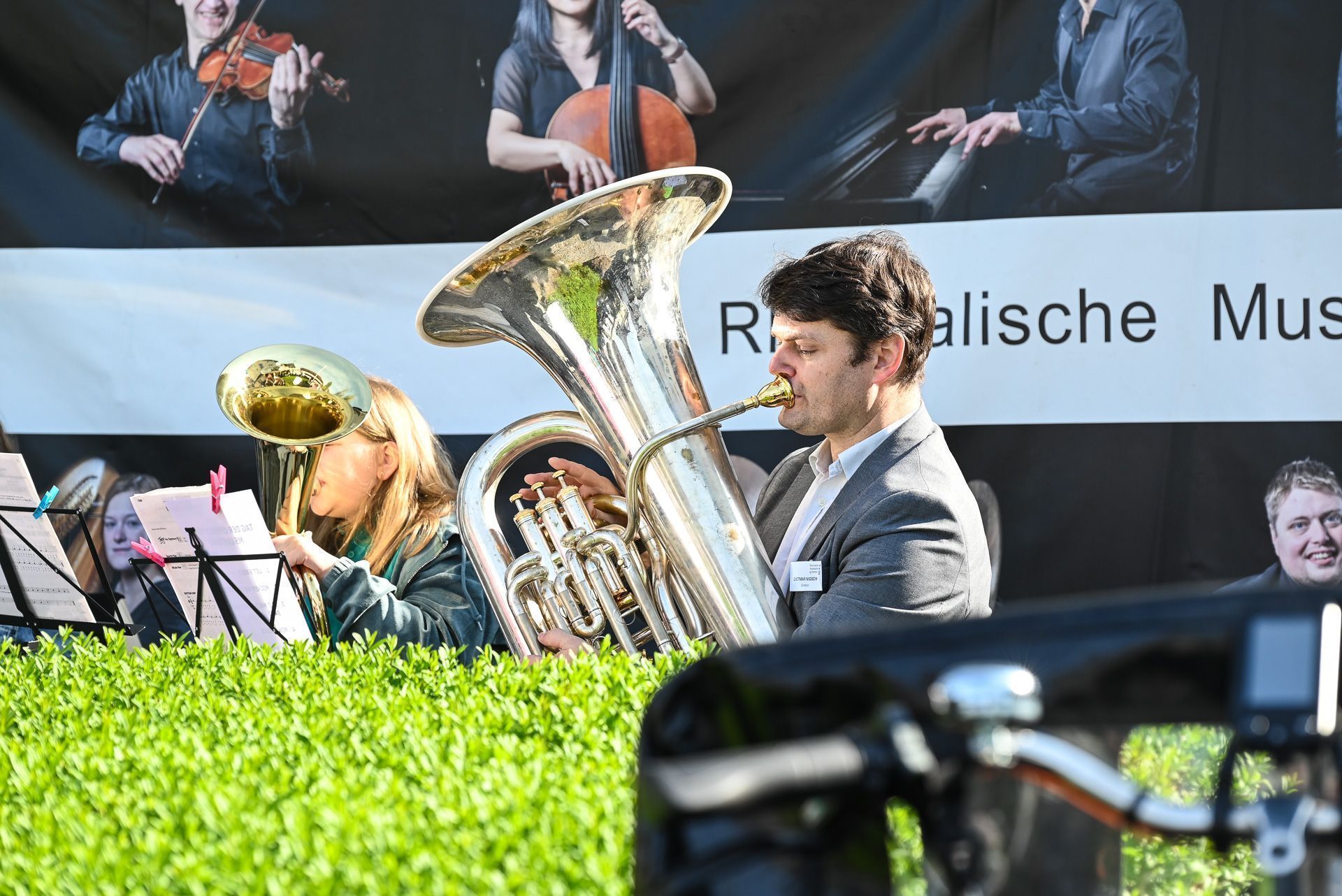 Direktor Dietmar Nigsch spielte mit der Tuba mit. 