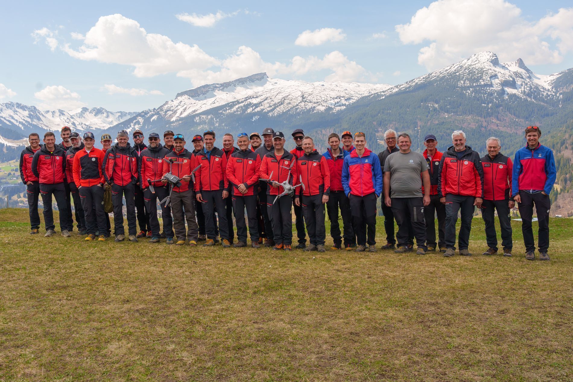 Rund 30 Mitglieder der Drohnenstaffel der Bergrettung Vorarlberg übten im Kleinwalsertal