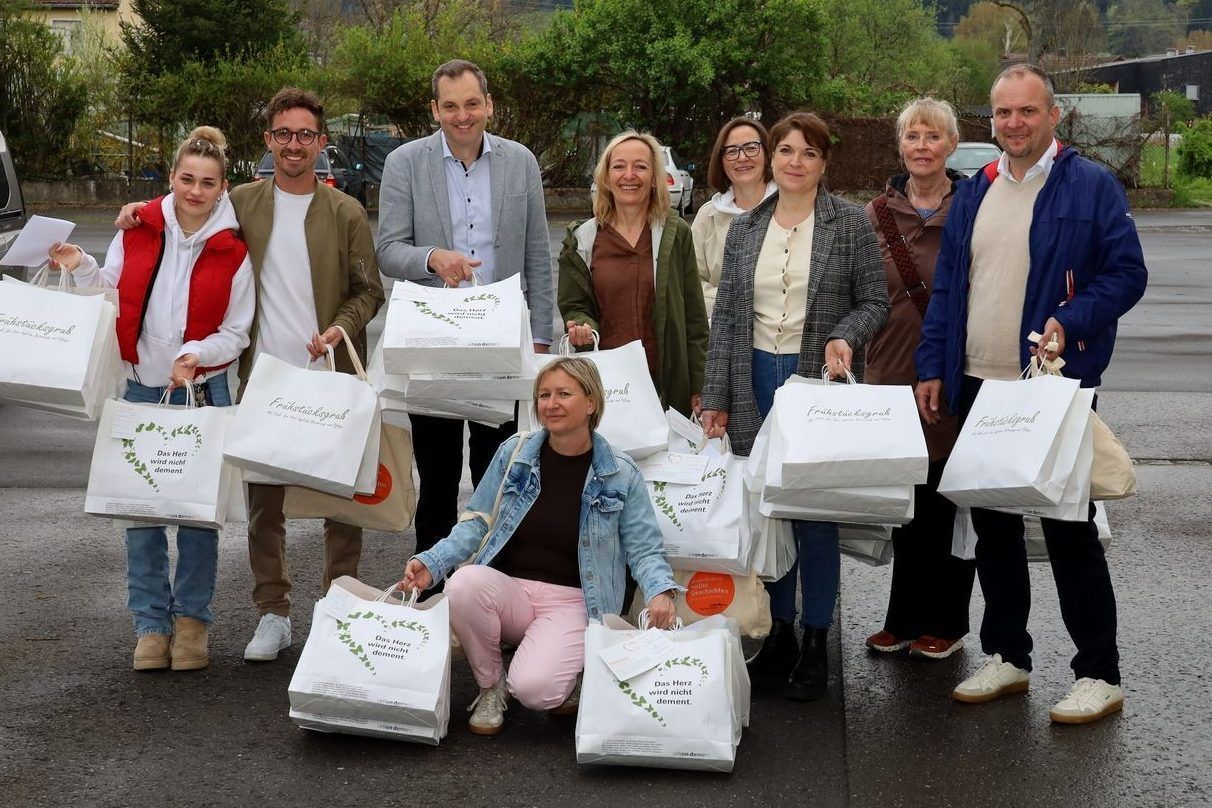 Die ehrenamtlichen Frühaufsteher und Brötchenverteiler mit Bürgermeisterlicher Unterstützung von Andreas Kresser aus Hörbranz, Lukas Greussing aus Möggers und Nico Flachsenberger aus Eichenberg