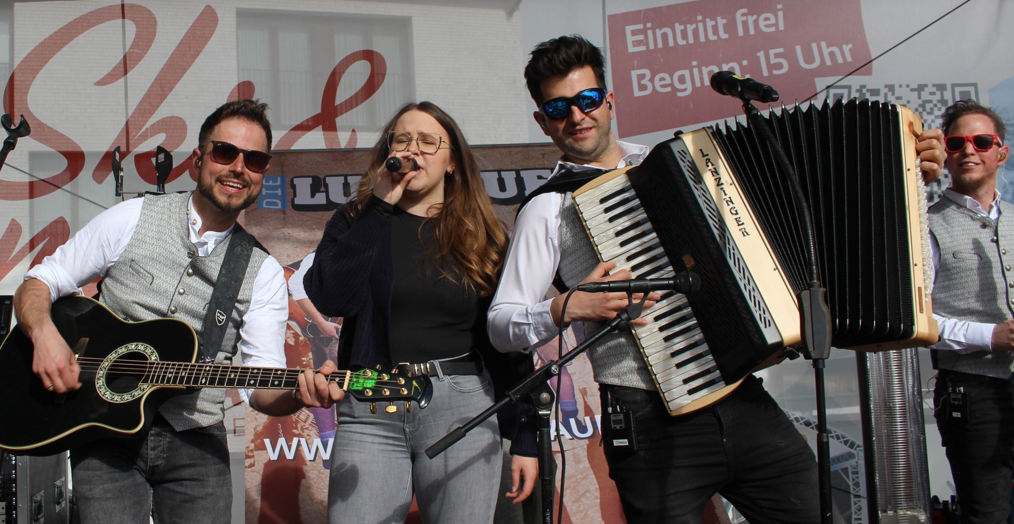 Linda aus dem Tiroler Lechtal fügte sich als Sängerin in das Ensemble aus der Steiermark so perfekt ein, als gehöre sie schon seit einer Ewigkeit zu den Lungauern.