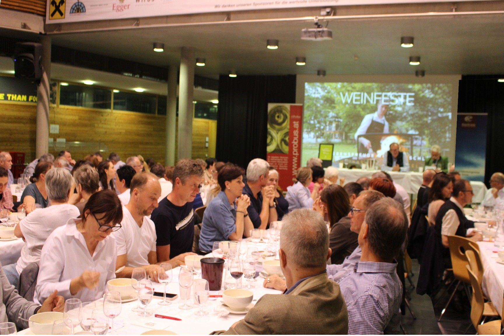 Für die Wäldar-Win-Kür wurde die Aula der Bezauer Wirtschaftsschulen in eine stimmungsvolle Location verwandelt.