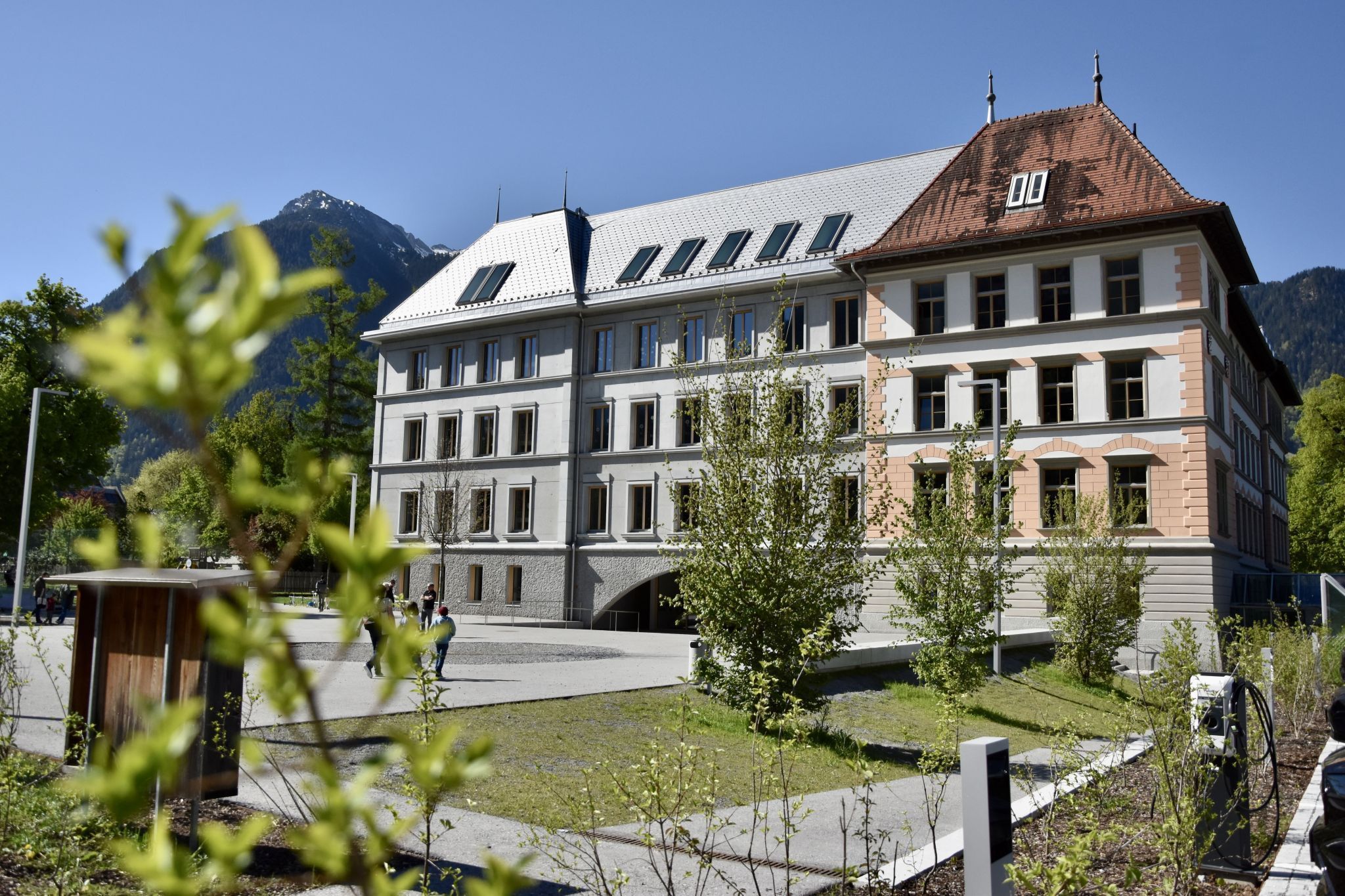 Veronika Huber mit Tochter Amrei am Xylophon. Musikschullehrer Ulli Sparr am Schlagzeug und mit Schülern/Besuchern. Schule im Park in Bludenz. (Bildergalerie)