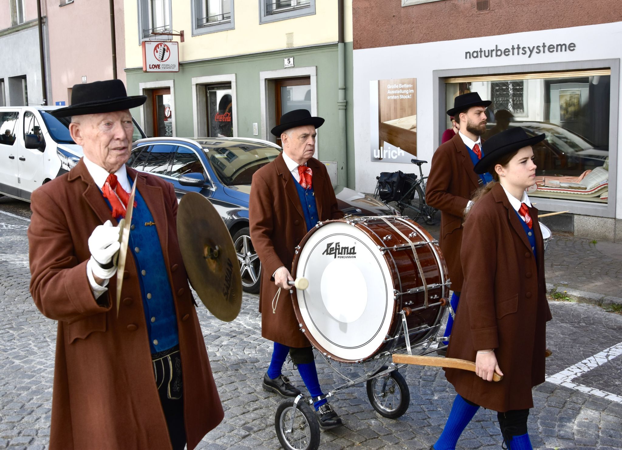 Mitglieder der Stadtmusik Feldkirch bei der Fidelisprozession durch die Stadt.