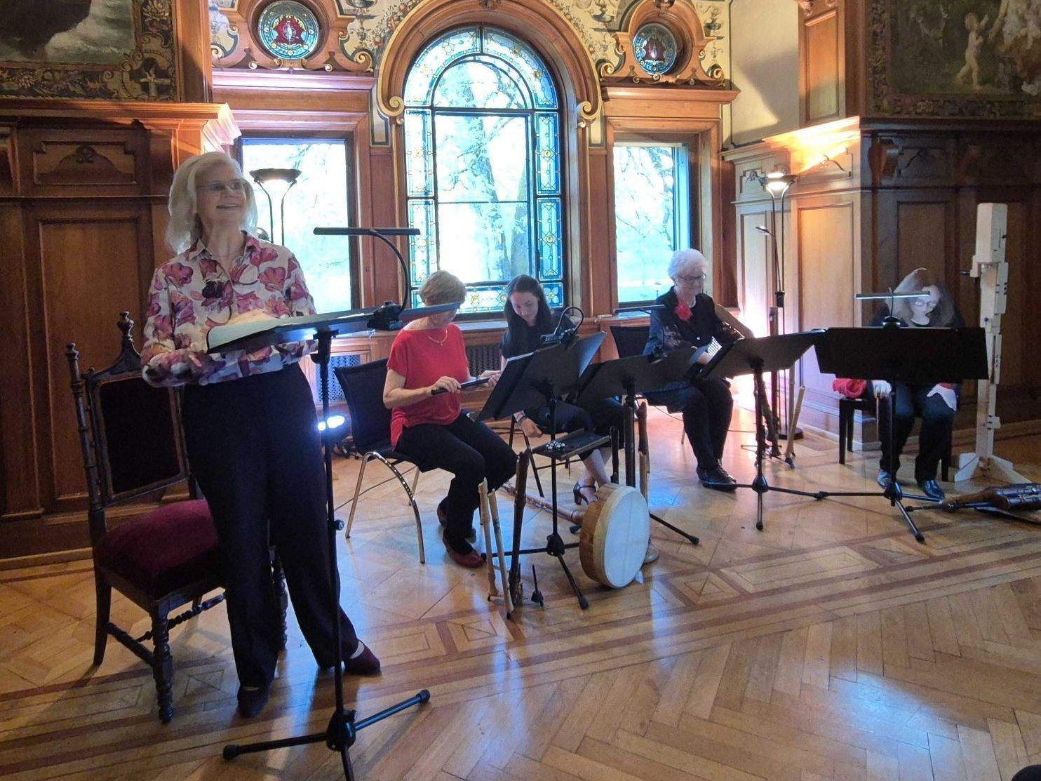 Die Blockflötistinnen und die Schauspielerin im Grünau Saal. 