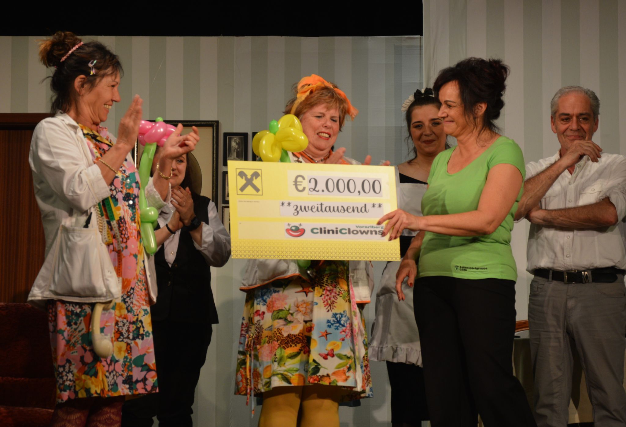 Spendenübergabe nach der Premiere der Laienspielgruppe Göfis zugunsten der CliniClowns Austria, Vorarlberg.