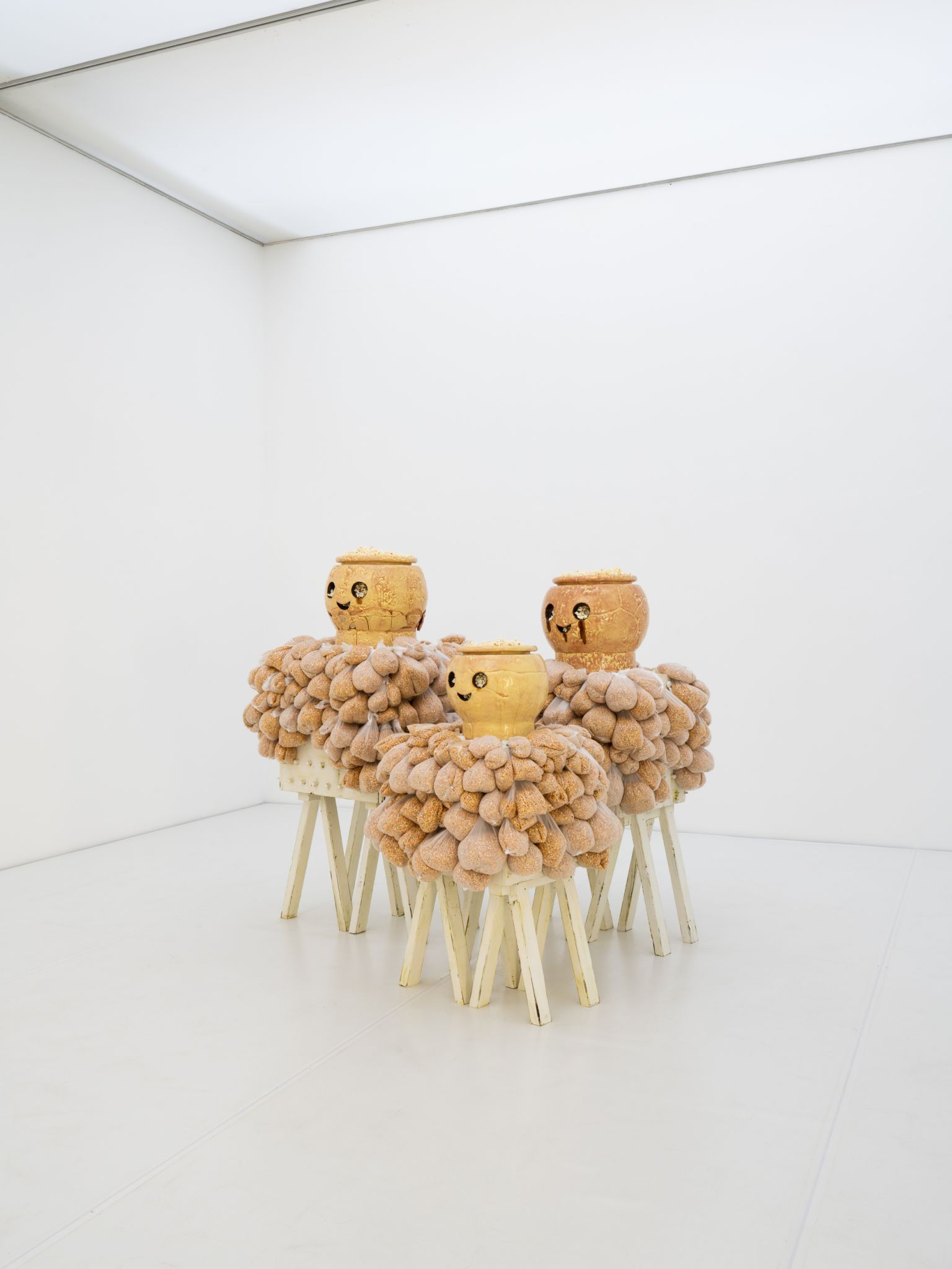 Die Künstlerin nutzt das Spielzeugsymbol, um komplexe psychologische und gesellschaftliche Zustände zu visualisieren.