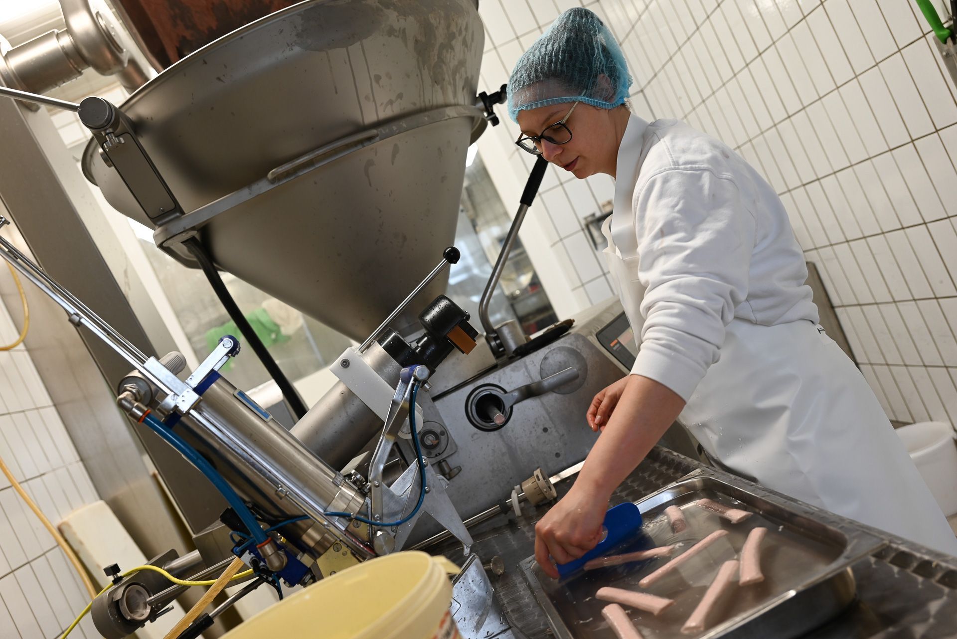 Eine schöne Arbeit ist für sie das Würstemachen.