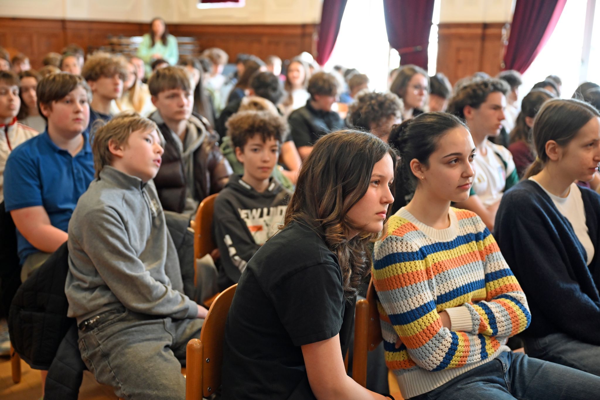 Die Schülerinnen und Schüler des BG Dornbirn hörten der Zeitzeugin aufmerksam zu. 