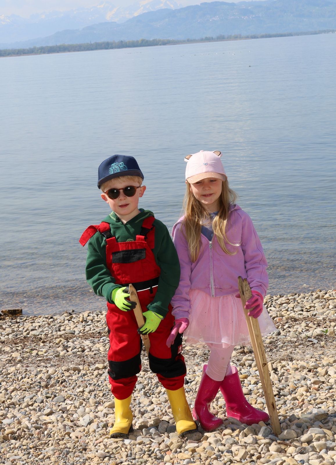 Jodok und Emma bei der Seeufer- und Flurreinigung in Hörbranz