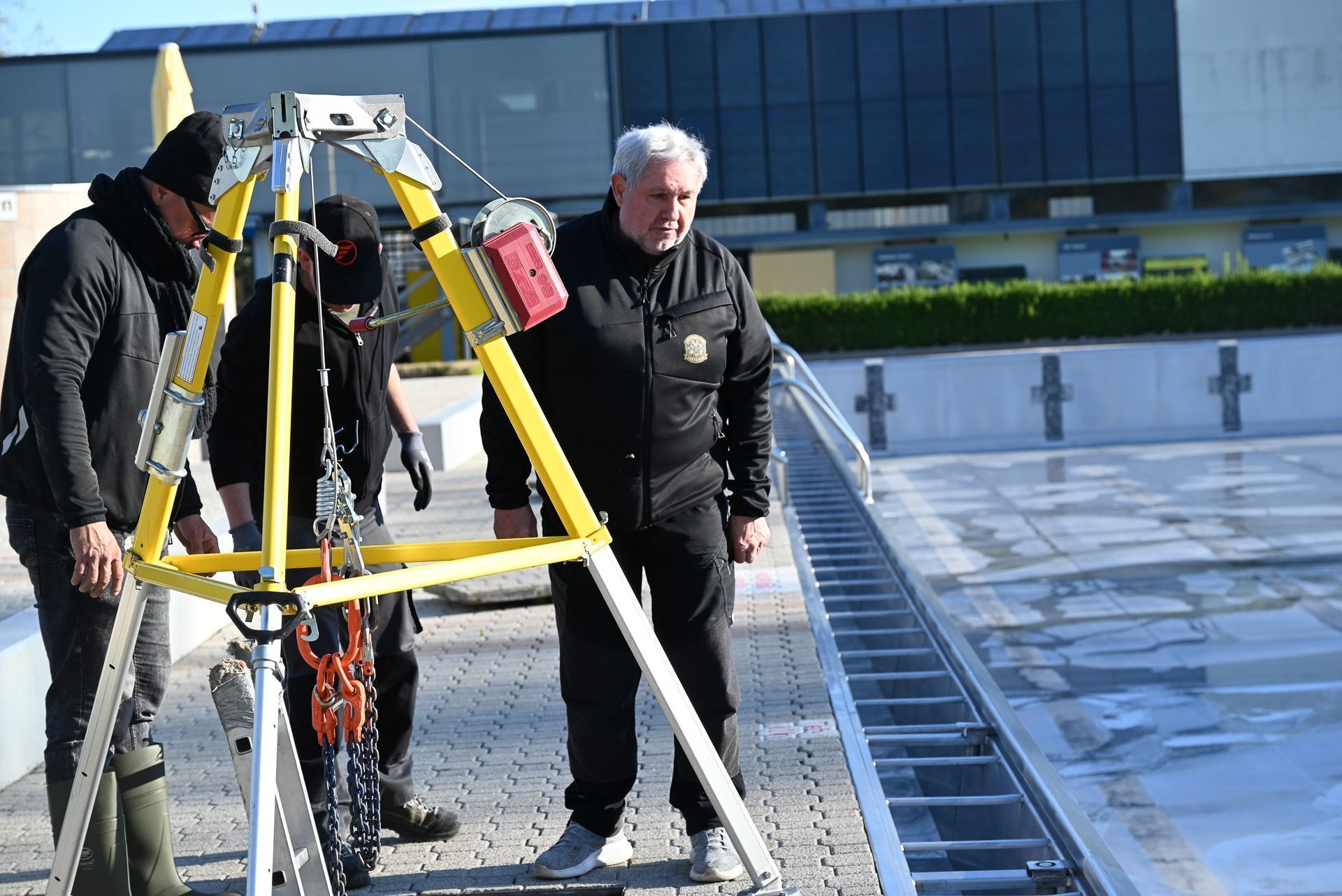 Langsam und sacht öffnen die Bademeister die Wasserhähne.