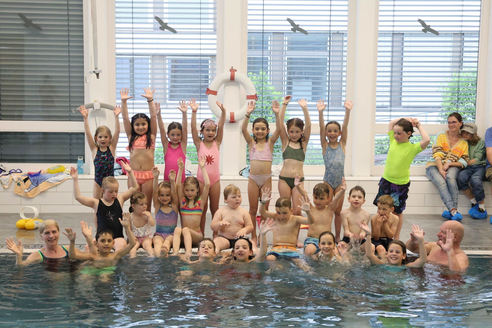 Ein Gruppenbild mit den TeilnehmerInnen am allerletzten Schwimmkurs im Hallenbad des LKH Rankweil.