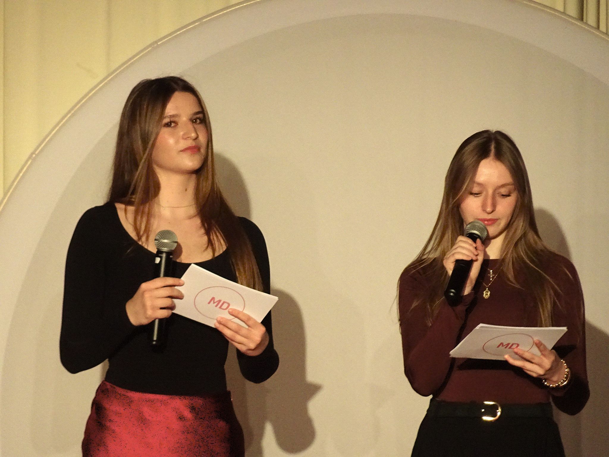 Gloria Pezzè und Sofia Silva führten durch den Abend. 