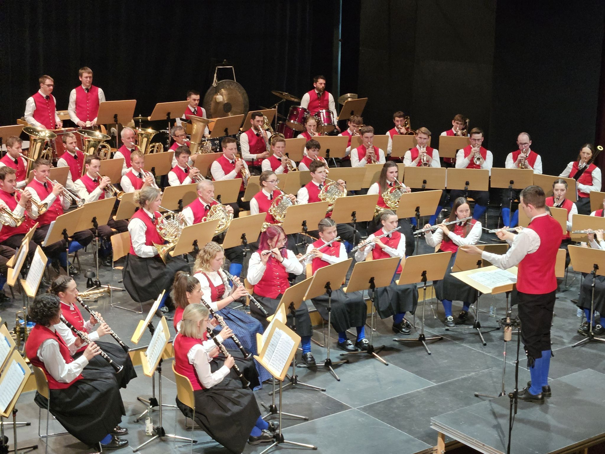 Abwechslungsreicher Konzertabend mit 70 Lingenauer Musikantinnen und Musikanten.