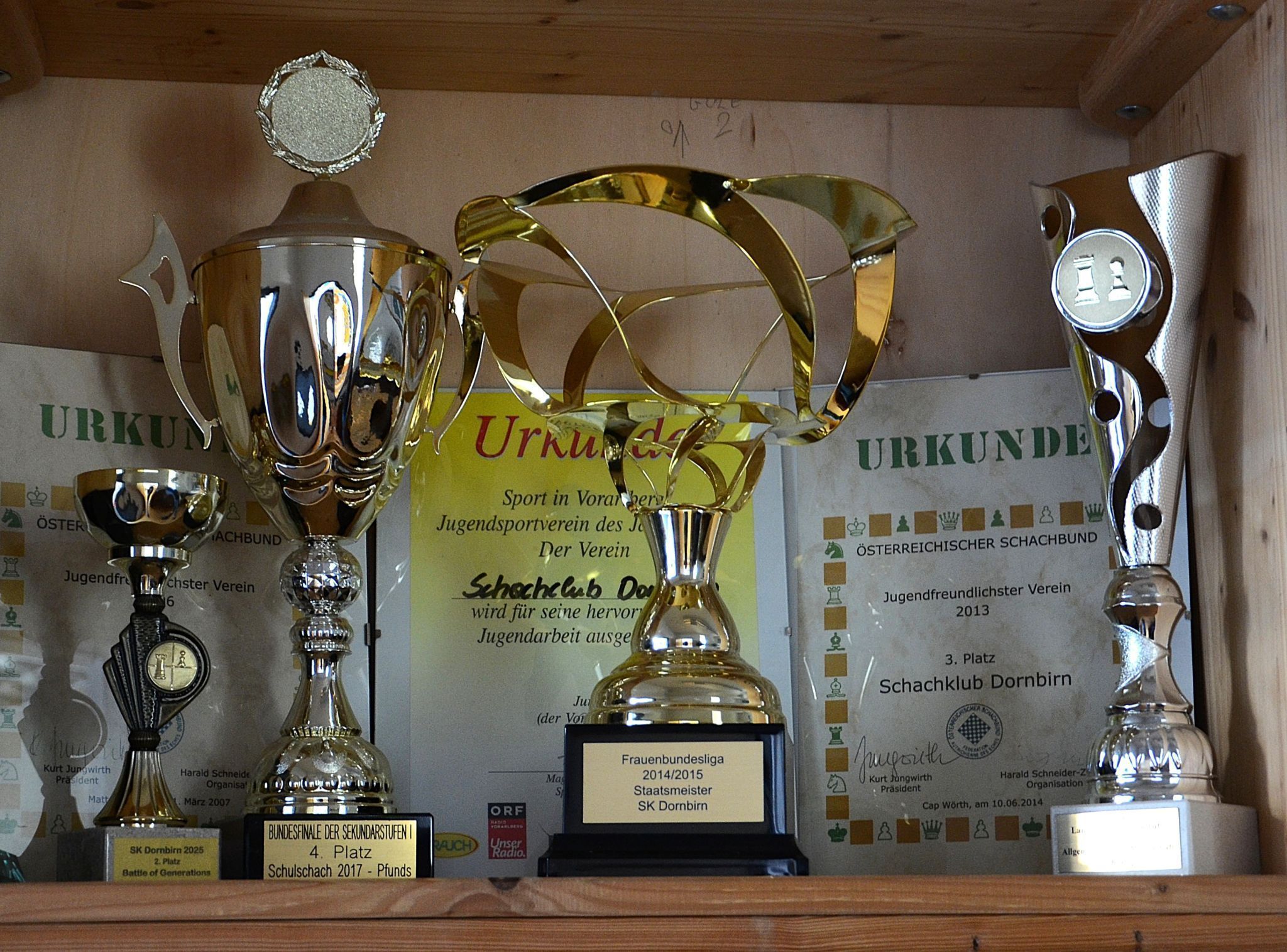 Die Trophäensammlung steht für Einsatz und zahlreiche sportliche Erfolge des Schachklubs Dornbirn. HRJ