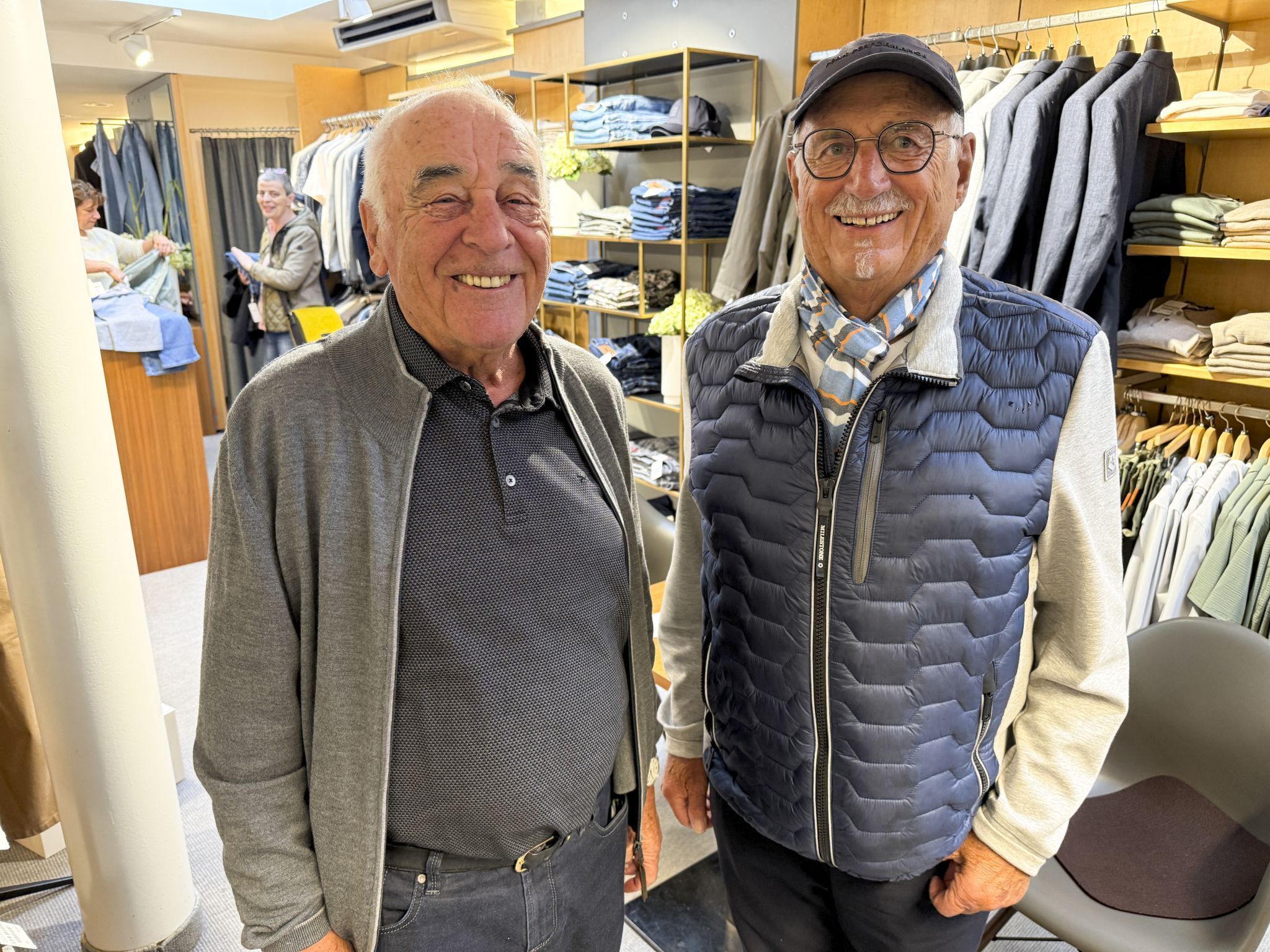 Fritz Berhalter und Walter Berweger sind treue Fans des Modehauses