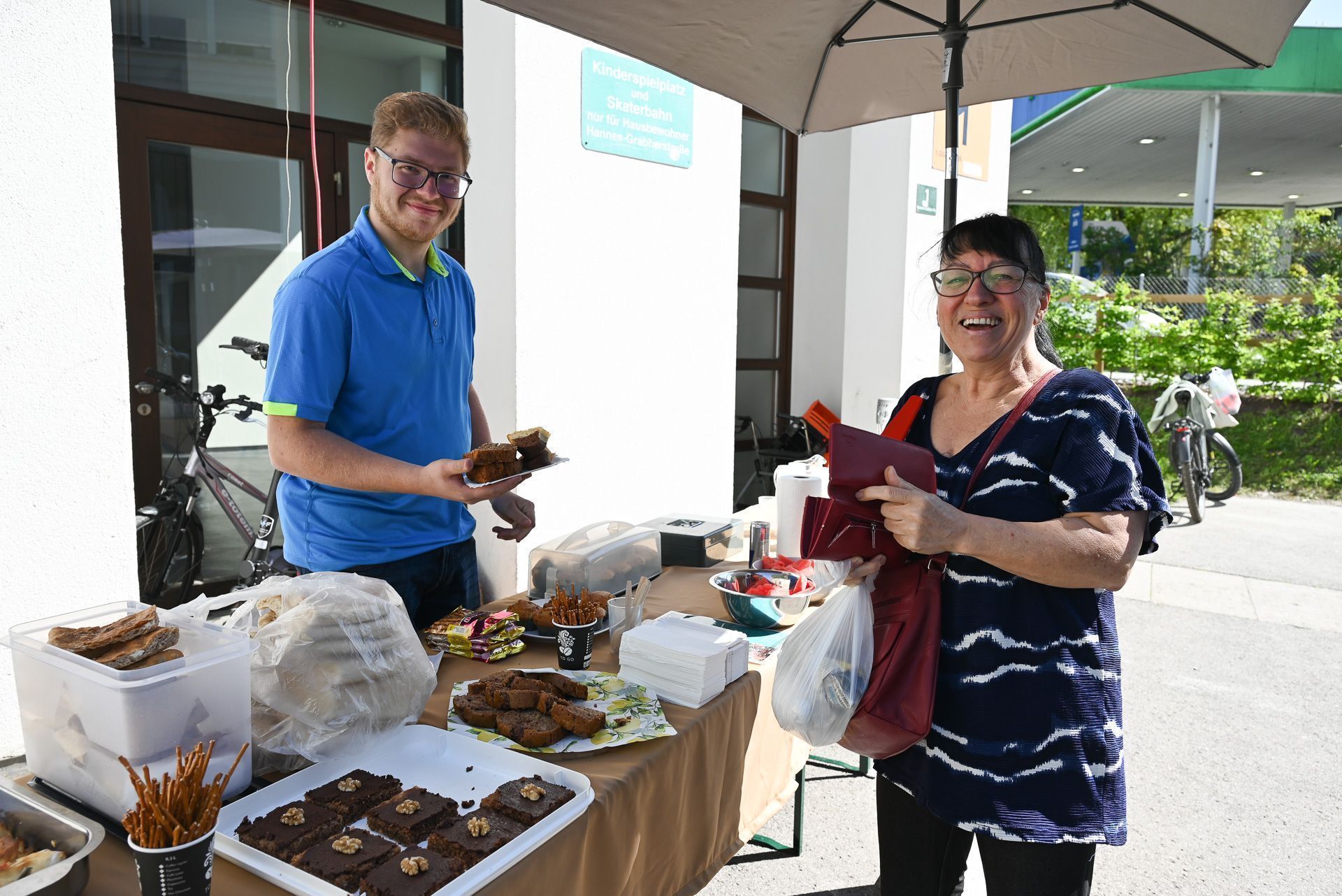 Sven verkaufte Kuchen und Kaffee.