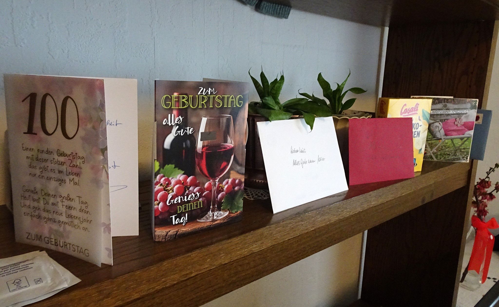 Im Wohnzimmer stehen unzählige Glückwunschkarten - Luis Witzemann muss den 