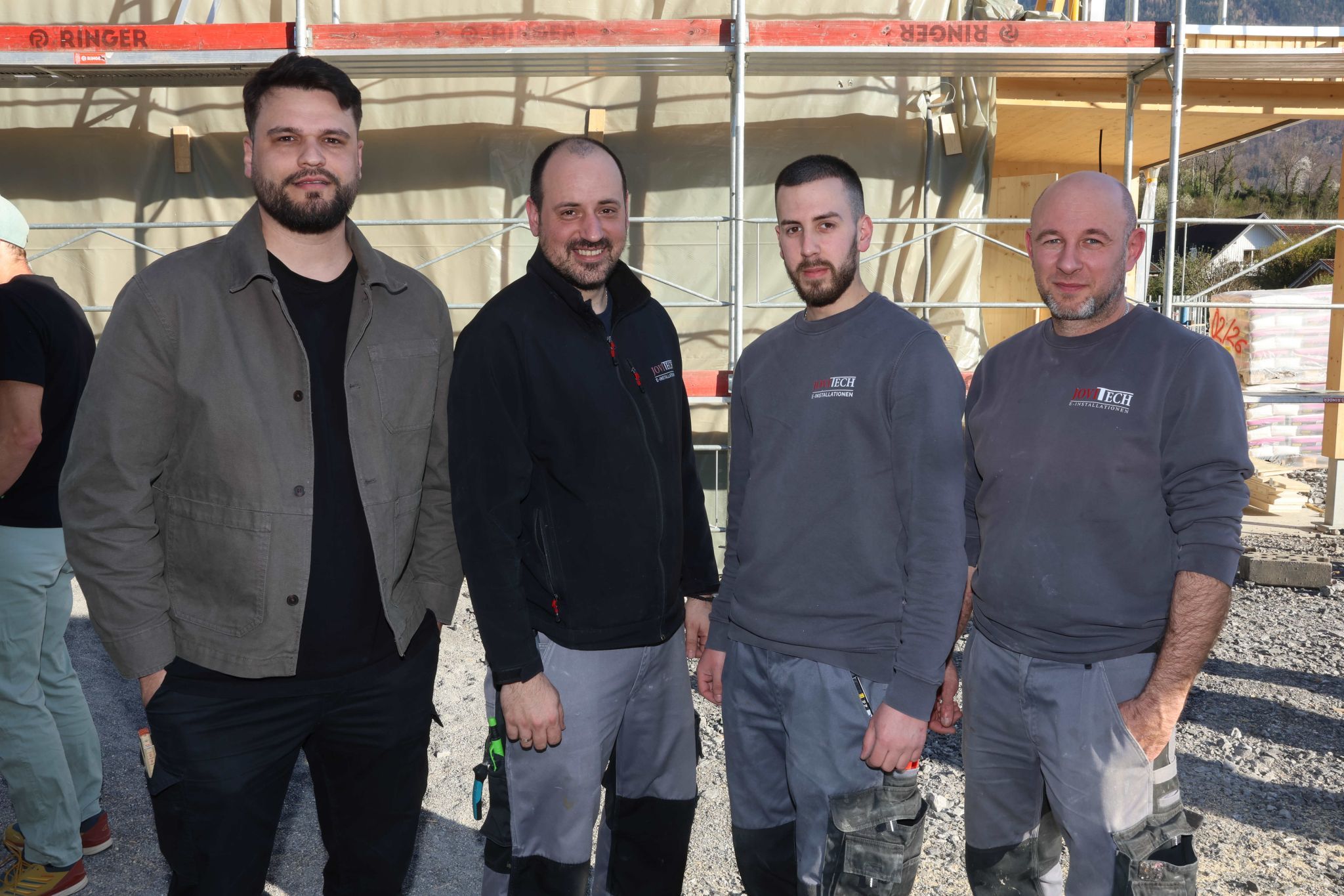 Filip Jovicic, Alen Miljanovic, Uros Ostojic und Radoslav Tikomirovic von Jovitech Elektroinstallationen.