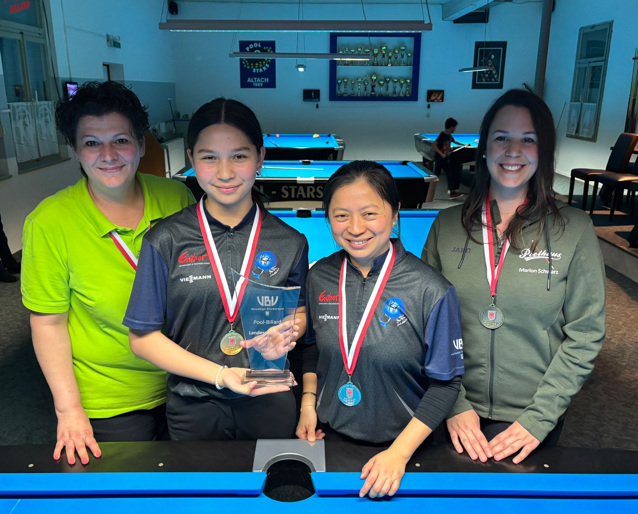 Selina Scherrer (2.v.l.) krönt sich erstmals zur Damen-Landesmeisterin im 10er Ball.