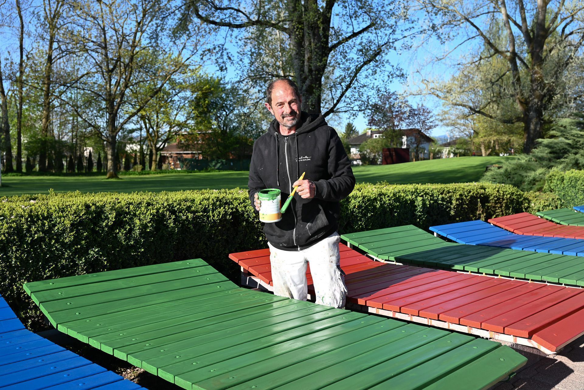 Die Liegen erhalten von Maler Elmar Ulrich einen frischen Anstrich.