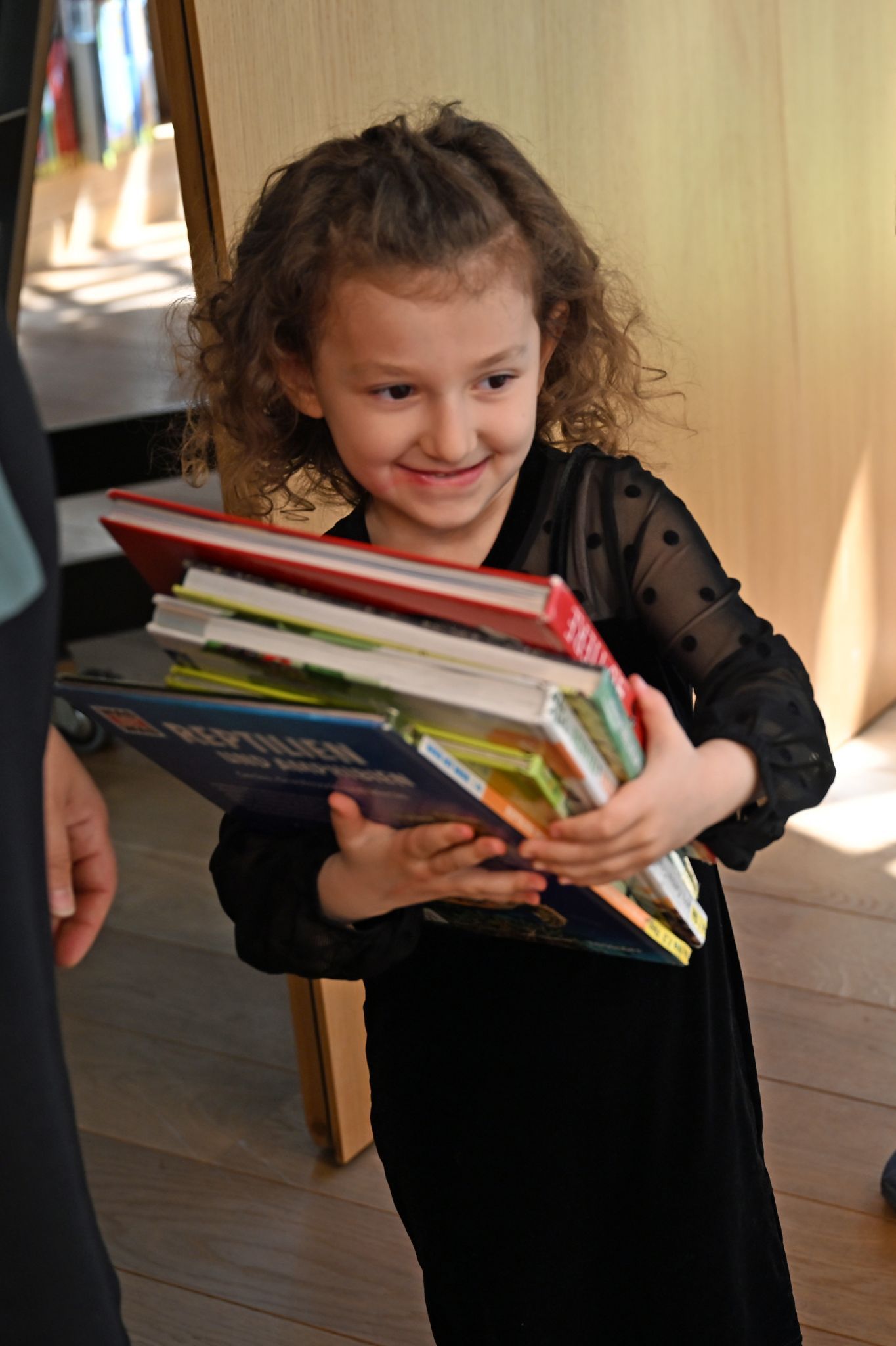 Diese junge Teilnehmerin hatte eine ganze Menge Bücher rund um den Frosch gefunden.