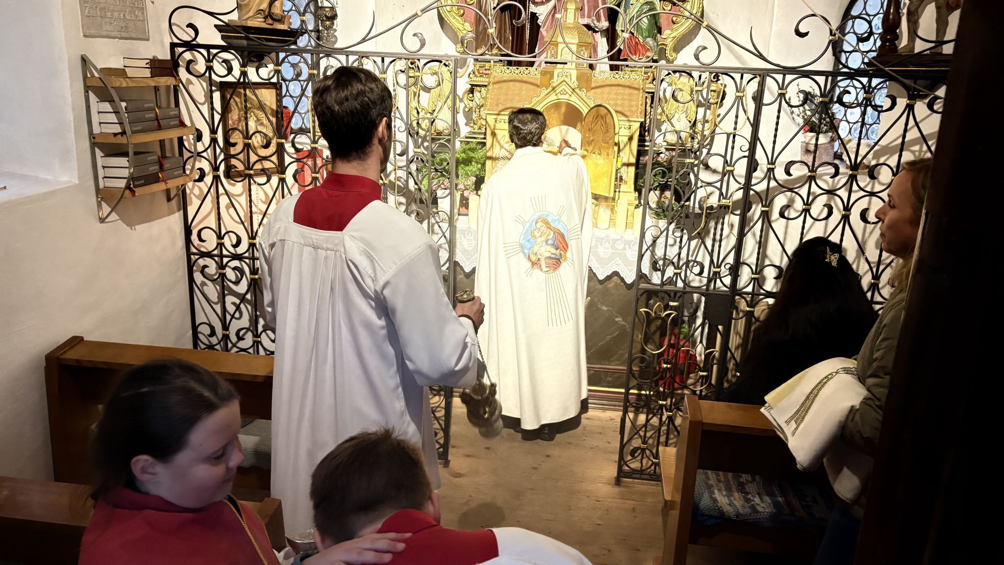 Kaplan Albert Joseph Jesuraj übertrug das sogenannte Allerheiligste vom Münstertabernakel in den Tabernakel in der Litzkapelle. 