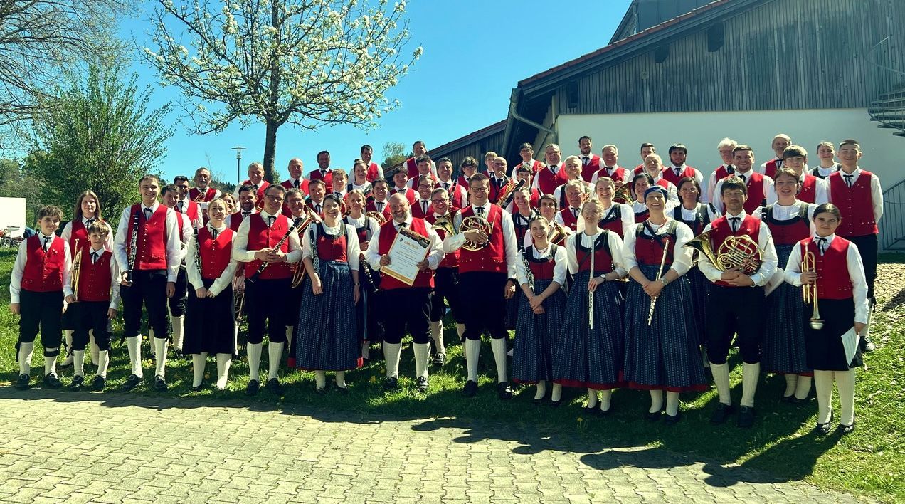 Die Harmoniemusik Vandans unter Kapellmeister Bernhard Rohrer (Mitte mit Urkunde) gewann die Stufe C (Oberstufe) beim Wertungsspiel in Maierhöfen im Allgau mit 93.3 Punkten.