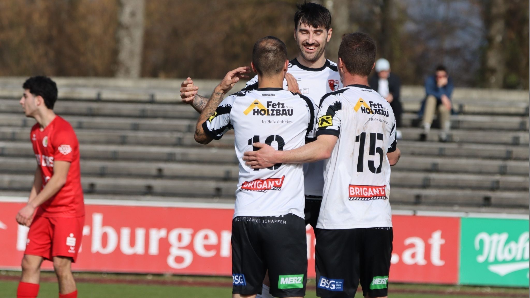 Dominik Fessler (Mitte) mit Matthias Flatz und Elias Meusburger hoffen auf eine Pokalüberraschung. KNOBEL