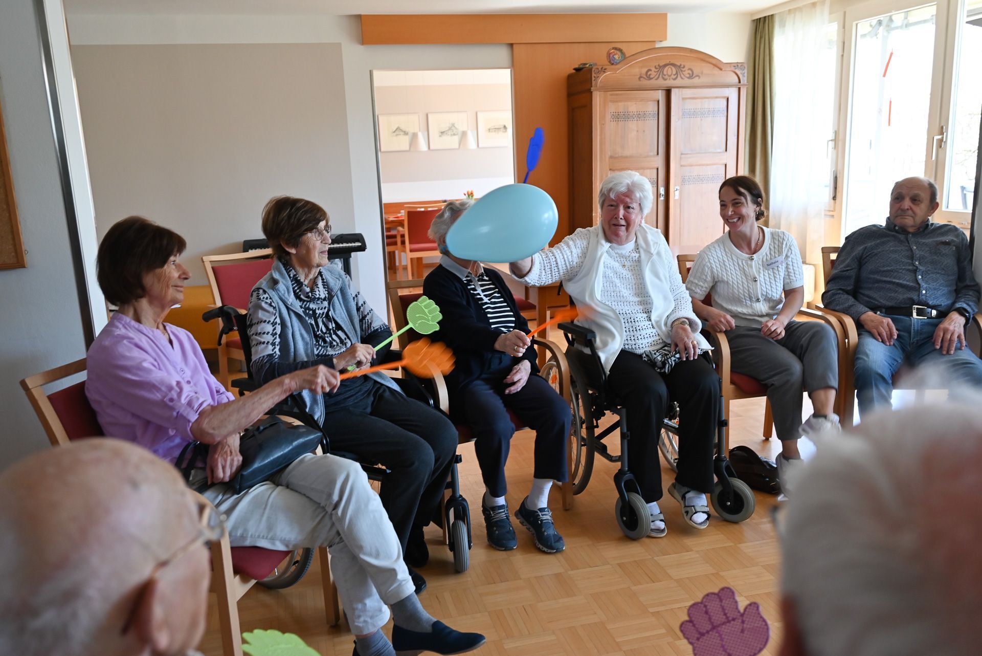 Schnell geht es beim Luftballonspiel her. Mit der Fliegenklatsche spielen sie sich den Luftballon zu.