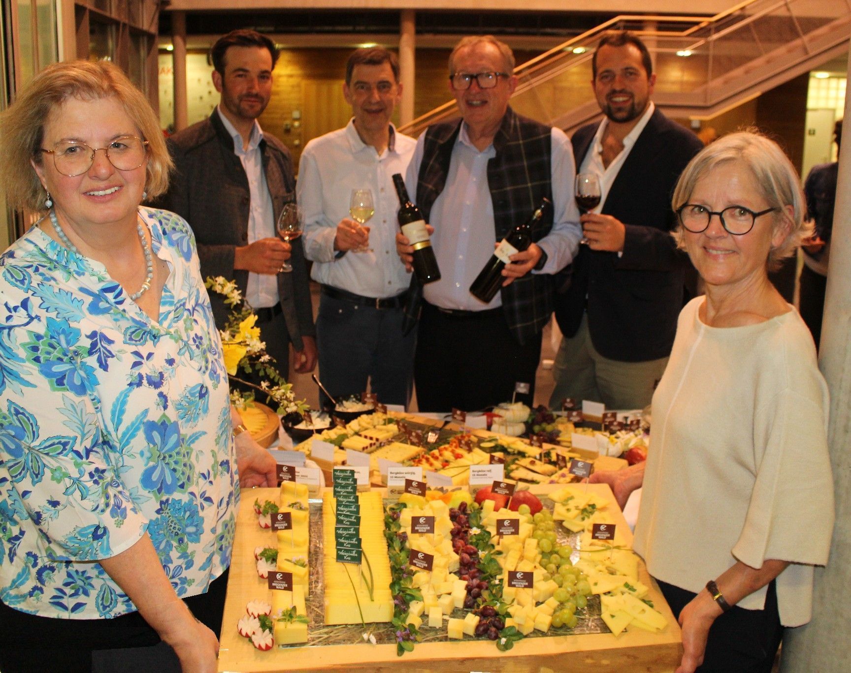 Für Thomas Valazza (Bregenzerweine), Toni Honsig und den Winzern Hannes Burger und Norbert Fabich wurde am Käsebuffet von Pia Schneider und Beatrix Schwärzler die Wahl zur Qual . . .