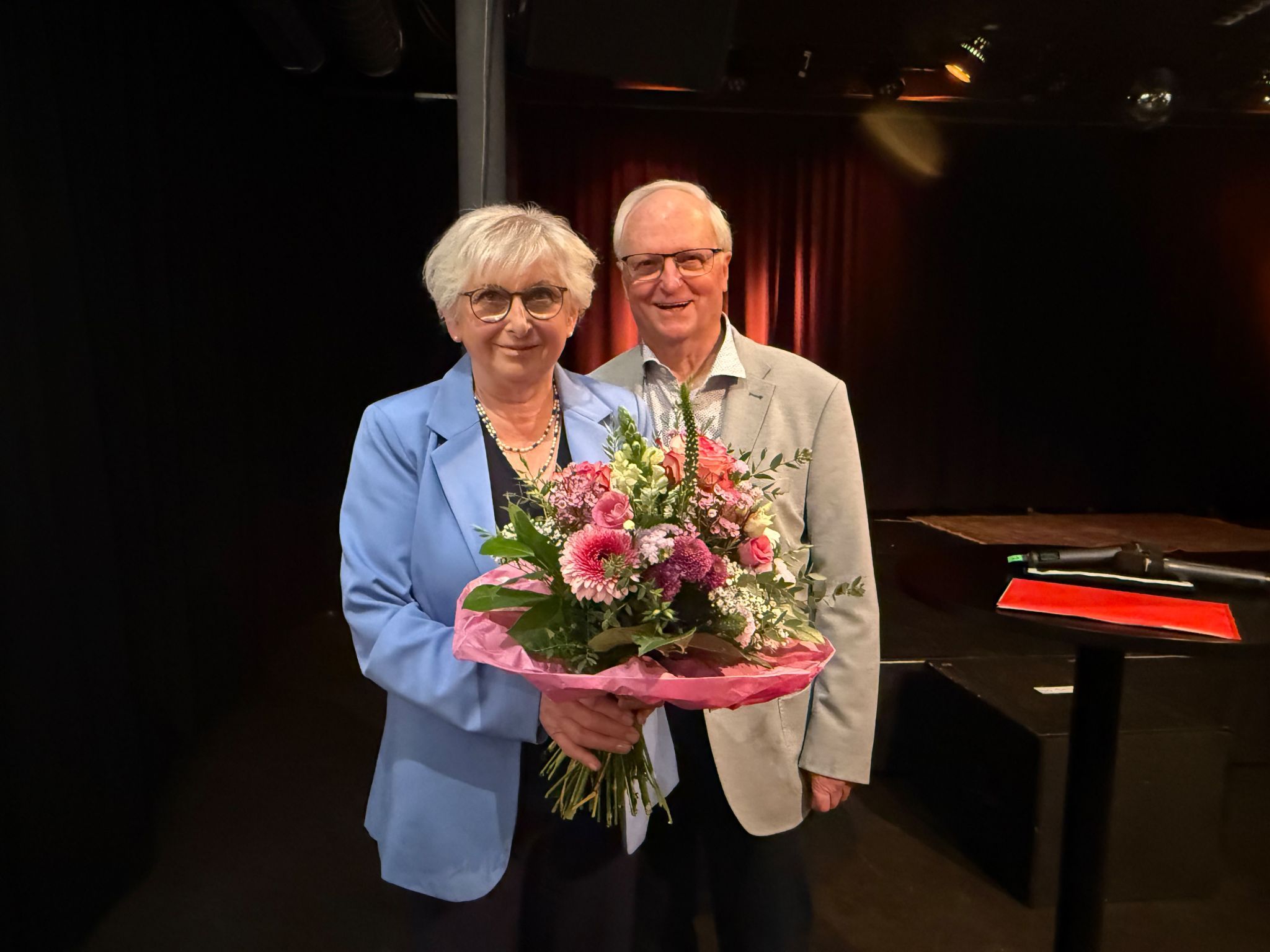Dagmar Becker erhielt als Obmann-Stv. Blumen von Herbert Fitz .