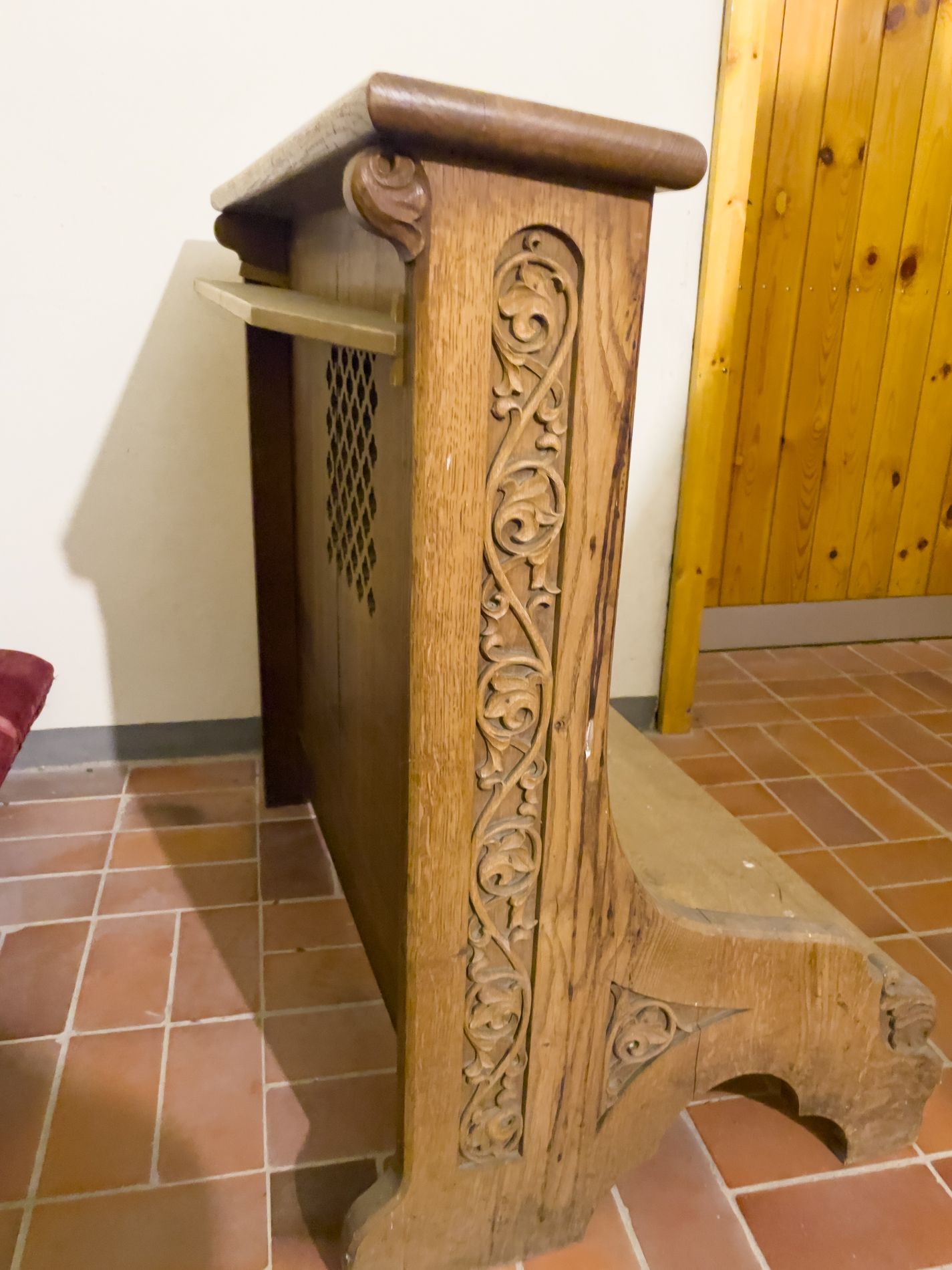 Kirchenbänke sind auch im Angebot.