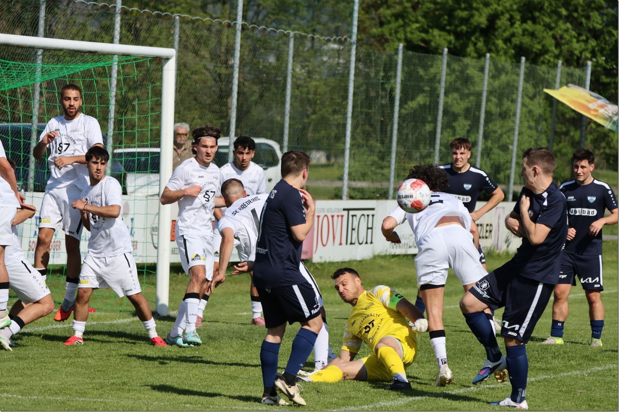 Getümmel im Bresner Strafraum. 