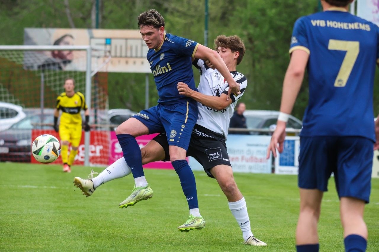 Hohenems Stürmer Philipp Gassner mit einem Egg Verteidiger 