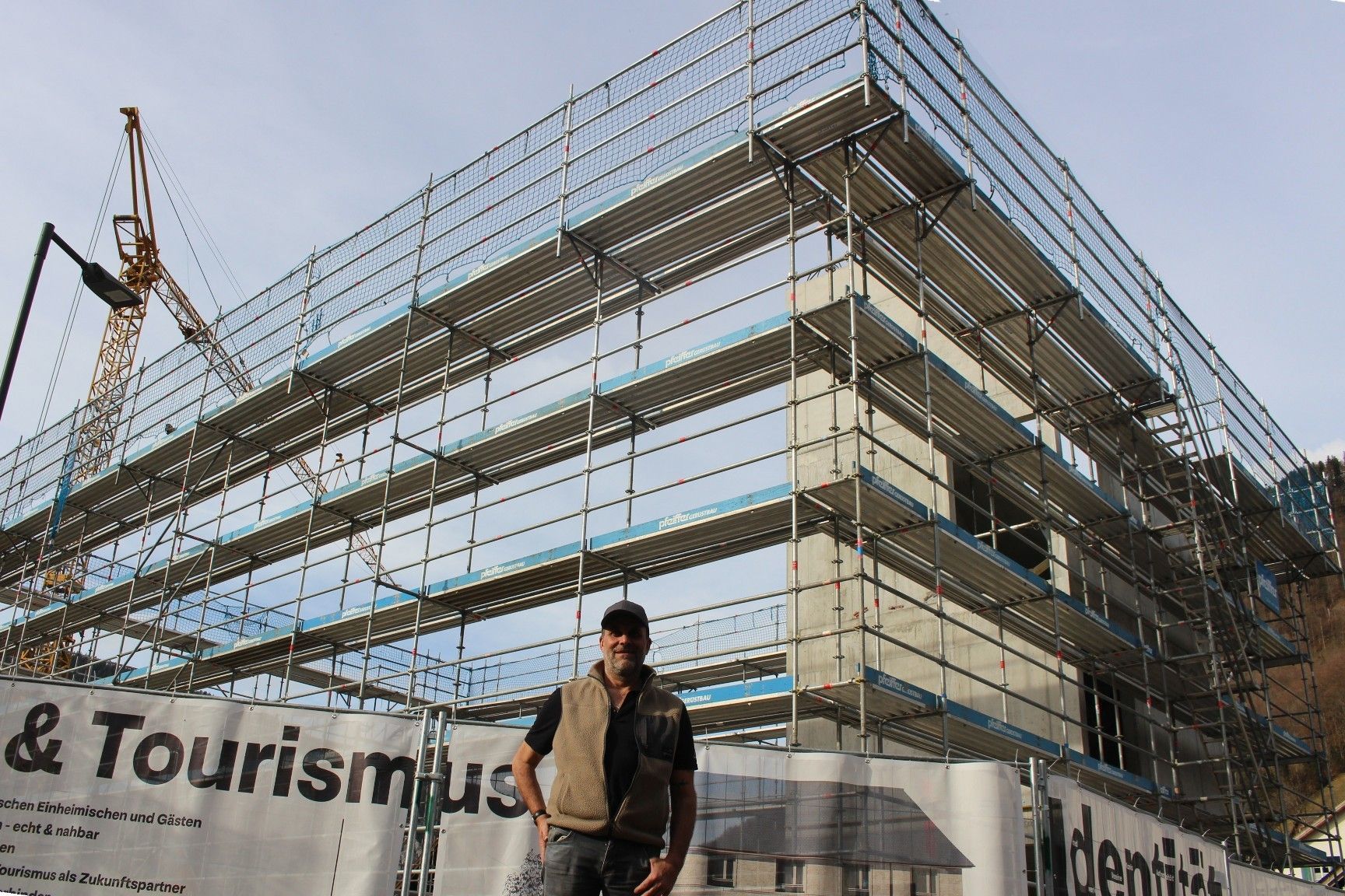 Juniorchef Renato Huber erläutert das Projekt Gemeindehaus Mellau, für das er dieser Tage mit der Ufrichte der Holzkonstruktion begonnen hat. PETER STRAUSS