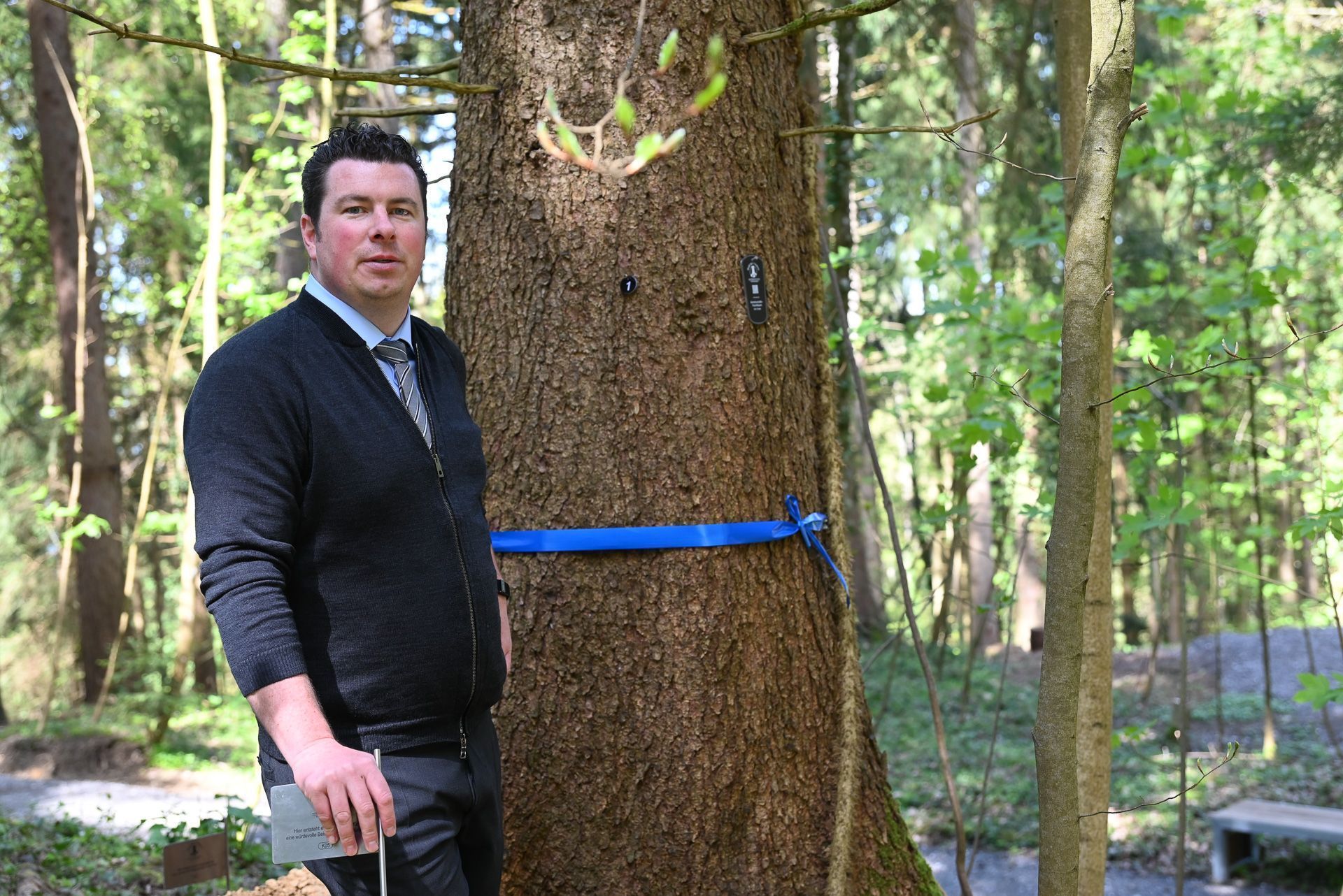 Die Nachfrage ist groß: Daniel Dalmonek hat bereits diese Woche erste Bestattungen im Wald des Friedens durchgeführt.