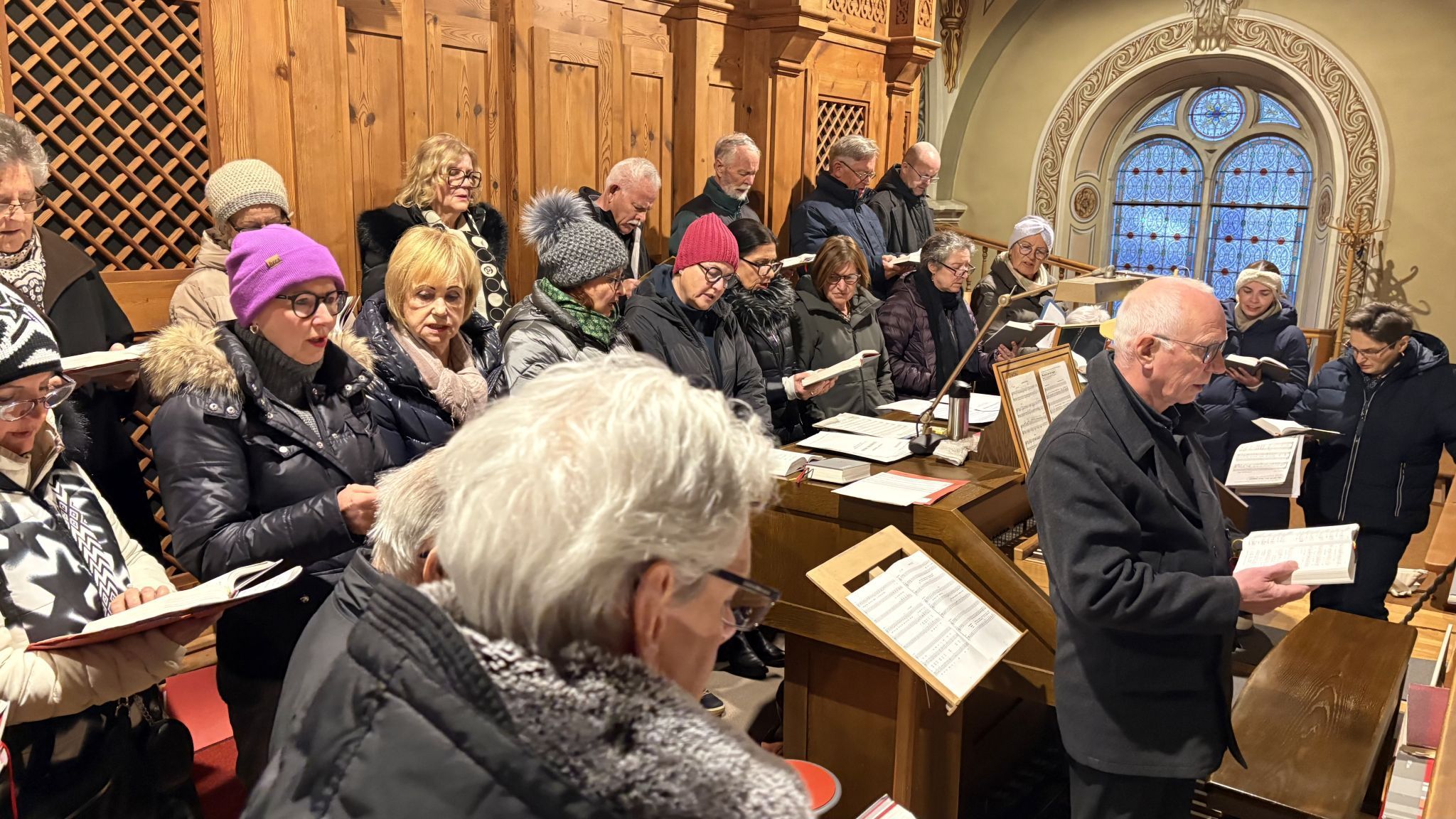 Der Schrunser Kirchenchor bei der Abendmahlsliturgie im Schrunser Münster; an der Orgel: Johannes Pfefferkorn.