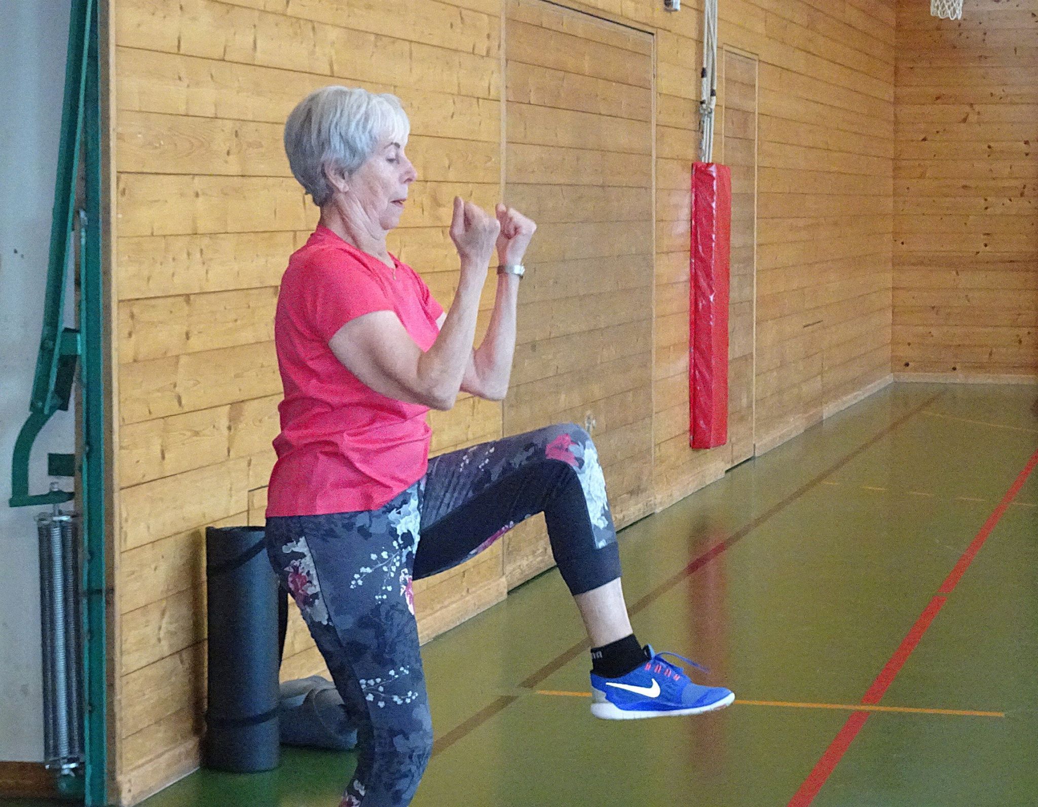 Mit viel Energie führt Hedi Mangeng durch das Programm.