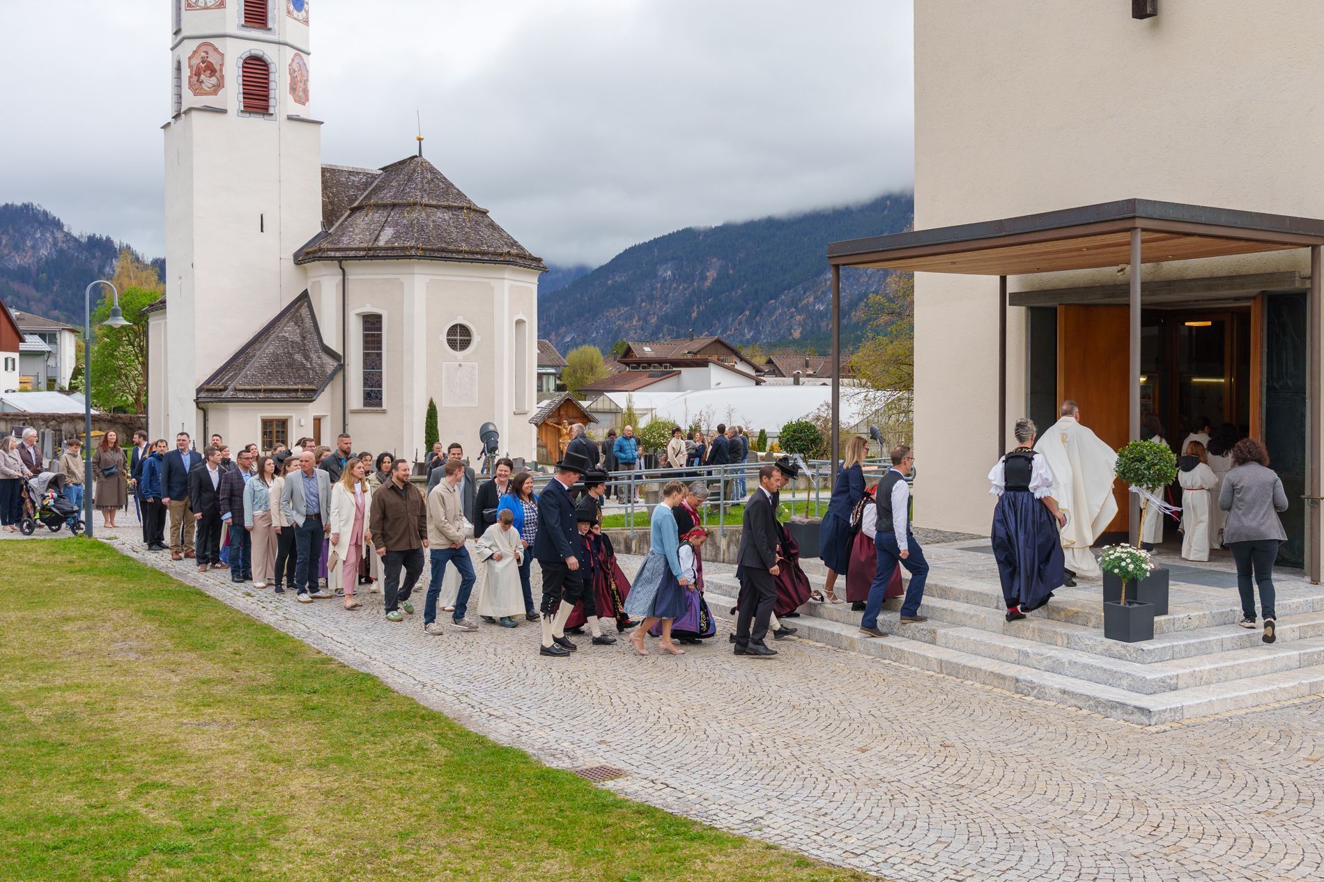 Einzu in die Kirche.