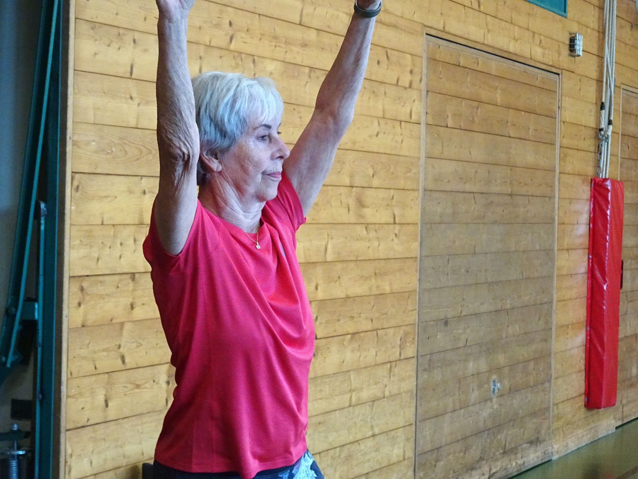 Mit klaren Ansagen bringt Hedi Mangeng die Gruppe in Bewegung.